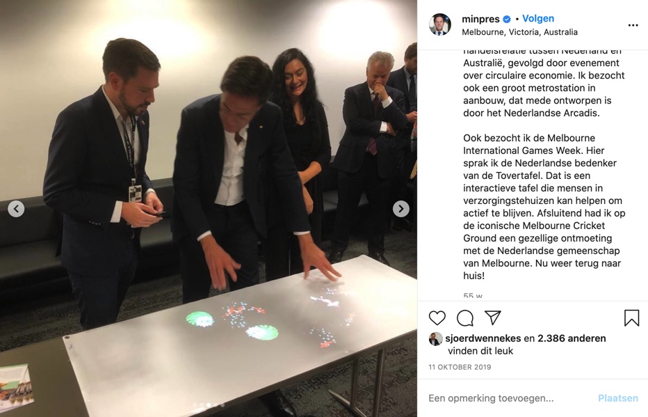 Ministerpresident Rutte speelt met de Tovertafel