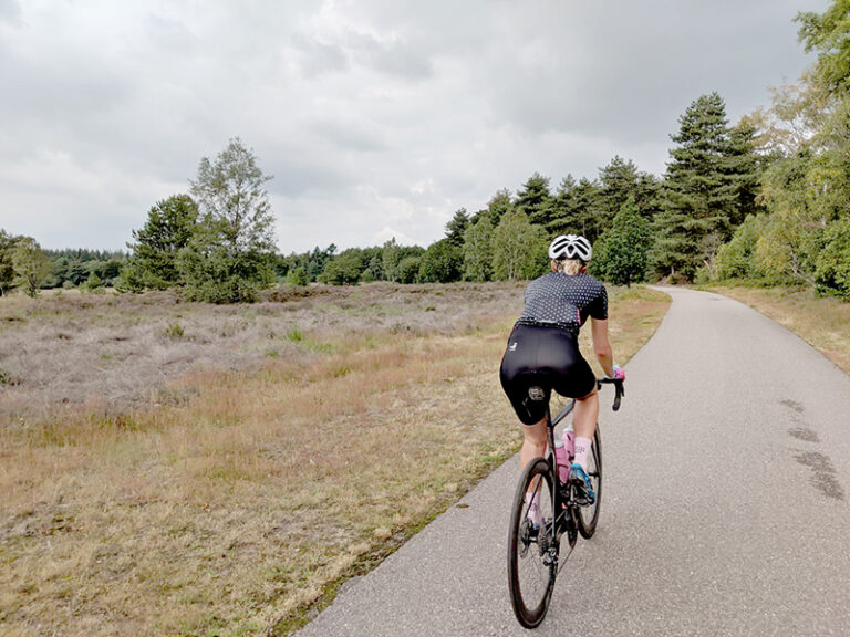 Vivian Vernimmen fietsend voor crowdfunding Tovertafel