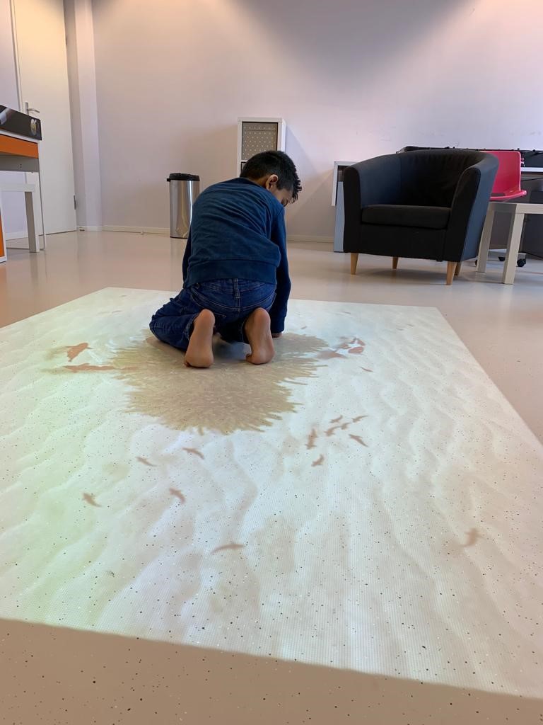 foto-tovertafel-kind-spelend-grond